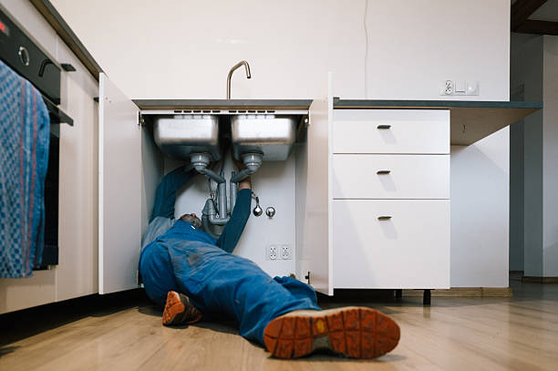 Professional Emergency Plumber technician working in Waxahachie, TX